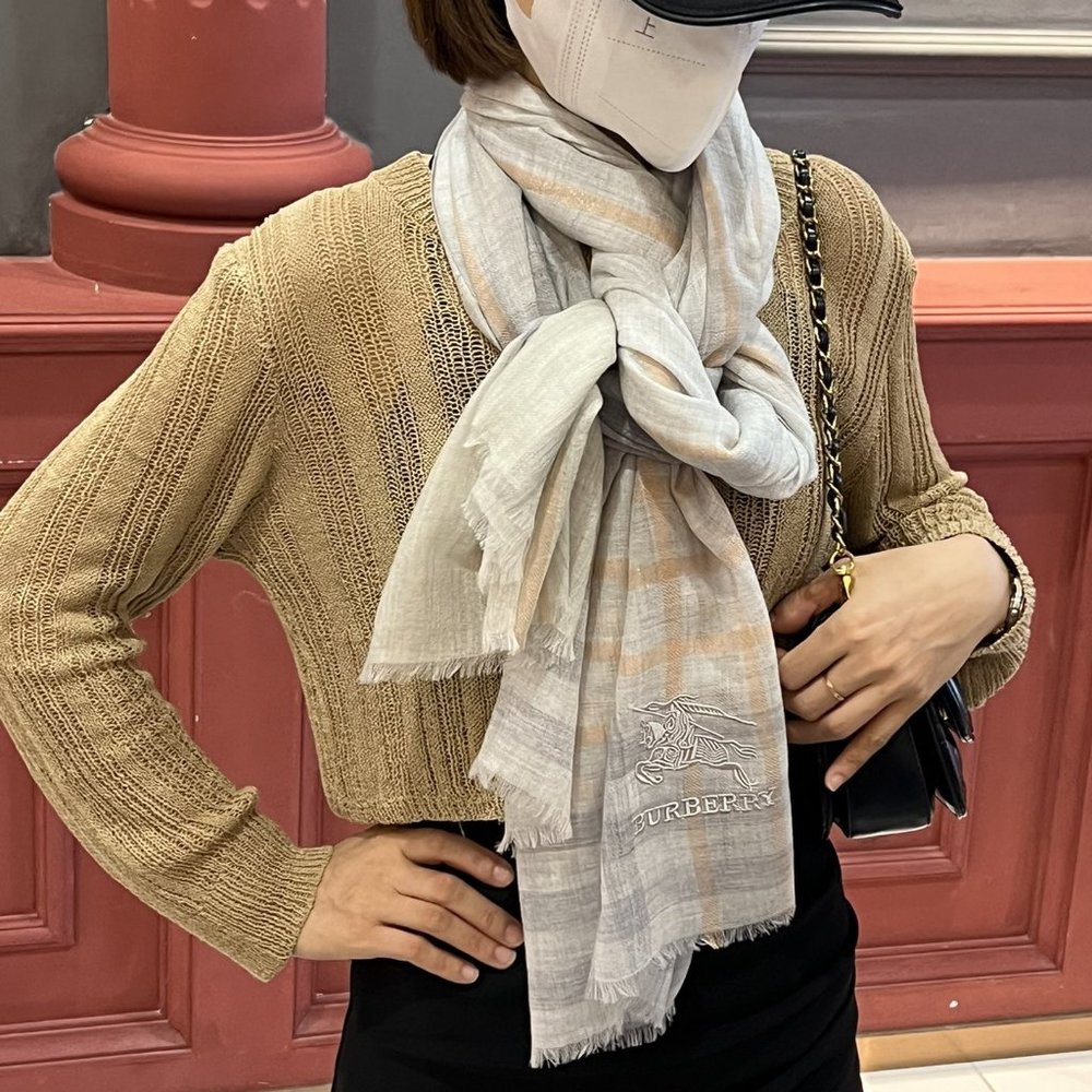 Burberry cashmere scarf - Picture 1 of 9